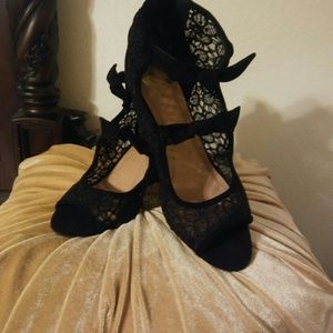 Report women's size 7 black lace wedge